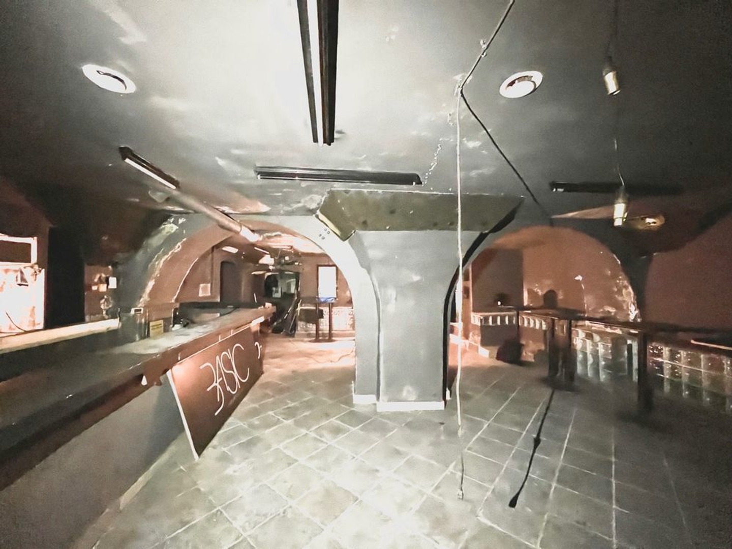 BASTIA  PORT : CAVES ATYPIQUES À FORT POTENTIEL 150 m²