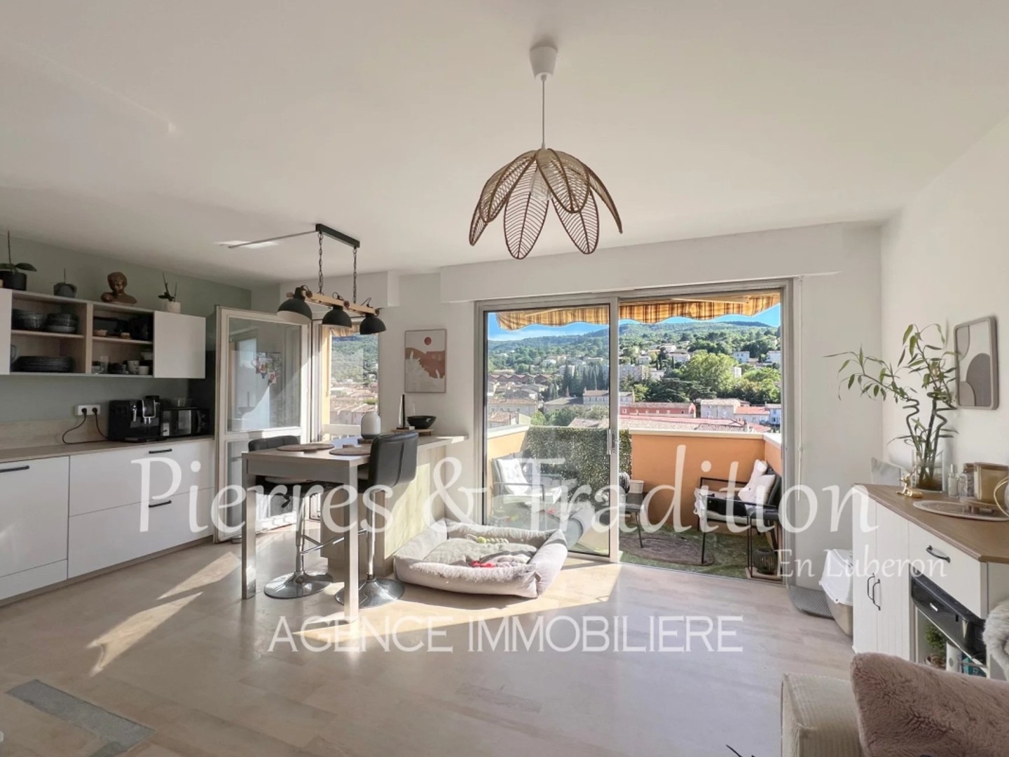 Apt, bel appartement avec terrasse et garage dans résidence sécurisée avec ascenseur