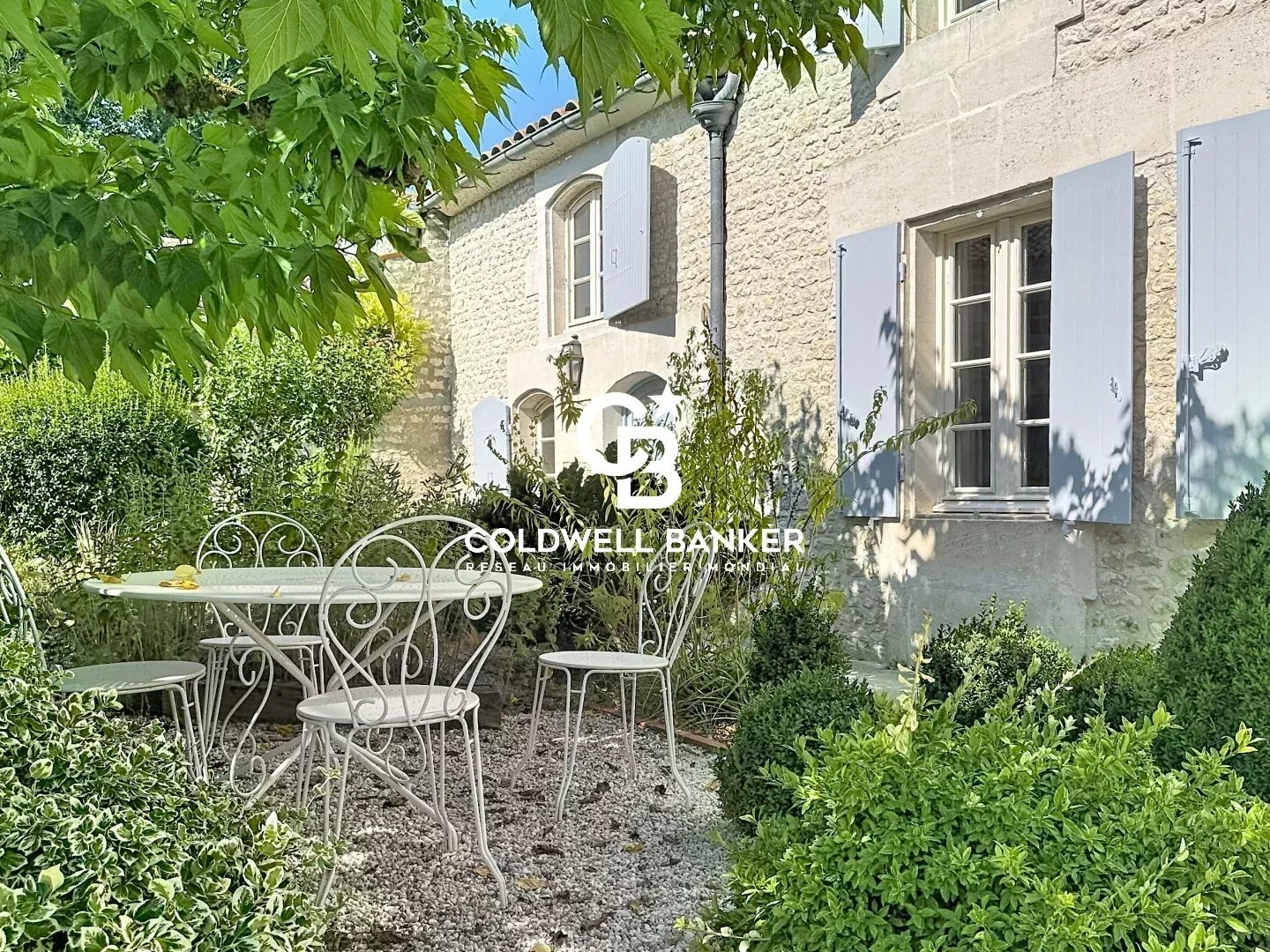 Propriété de caractère avec jardin et deux garages - St-Fort-sur-le-Né