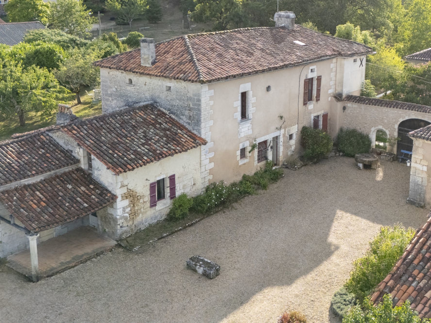 MAGNIFIQUE PROPRIETE A RENOVER 380 m2 environ -10 chambres, 1 dortoir- terrain 2ha8, dépendances - MAREUIL e