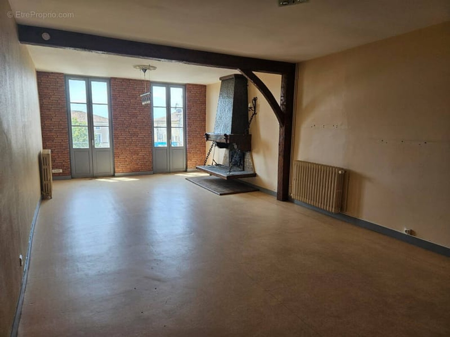 Appartement de 132 m2, au 1er étage d'un immeuble en centre-ville, atelier, garage et terrasse