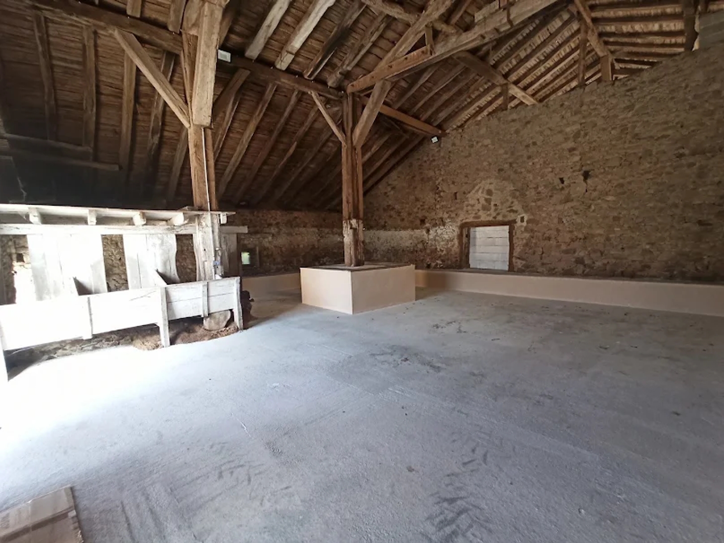 Parking / garage / box à vendre - 150m2 - Esse (16500)