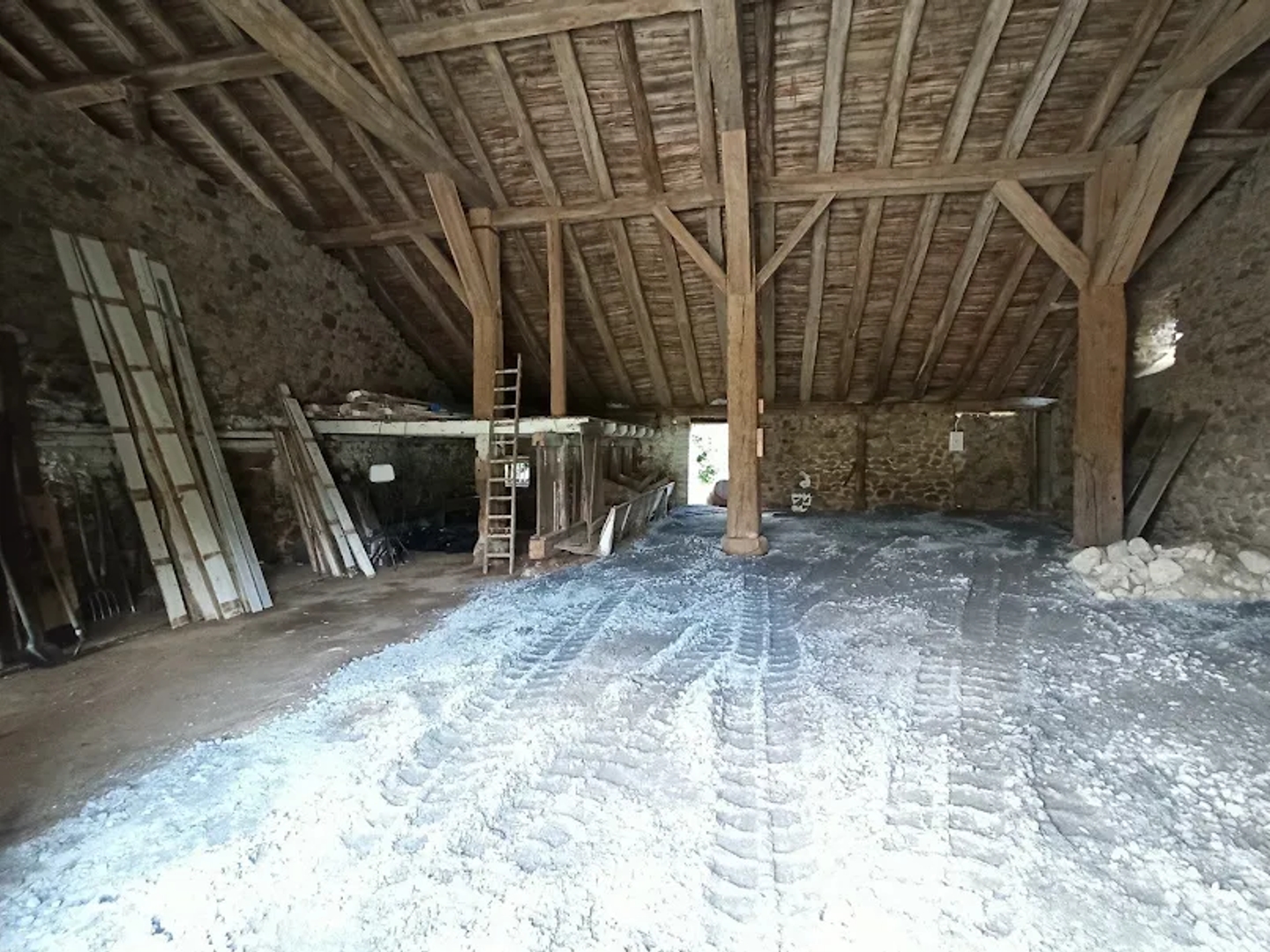 Parking / garage / box à vendre - 150m2 - Esse (16500)