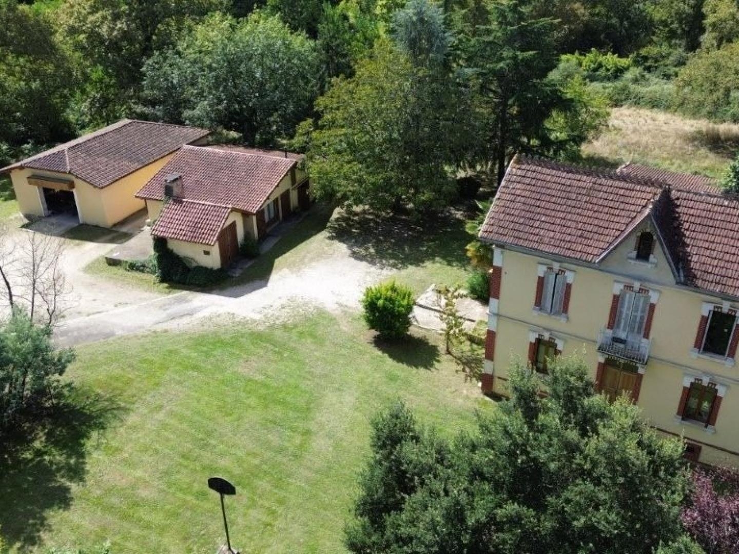 Ensemble immobilier avec 2 habitations, nombreuses dépendances et 1,7 hectare de terrain