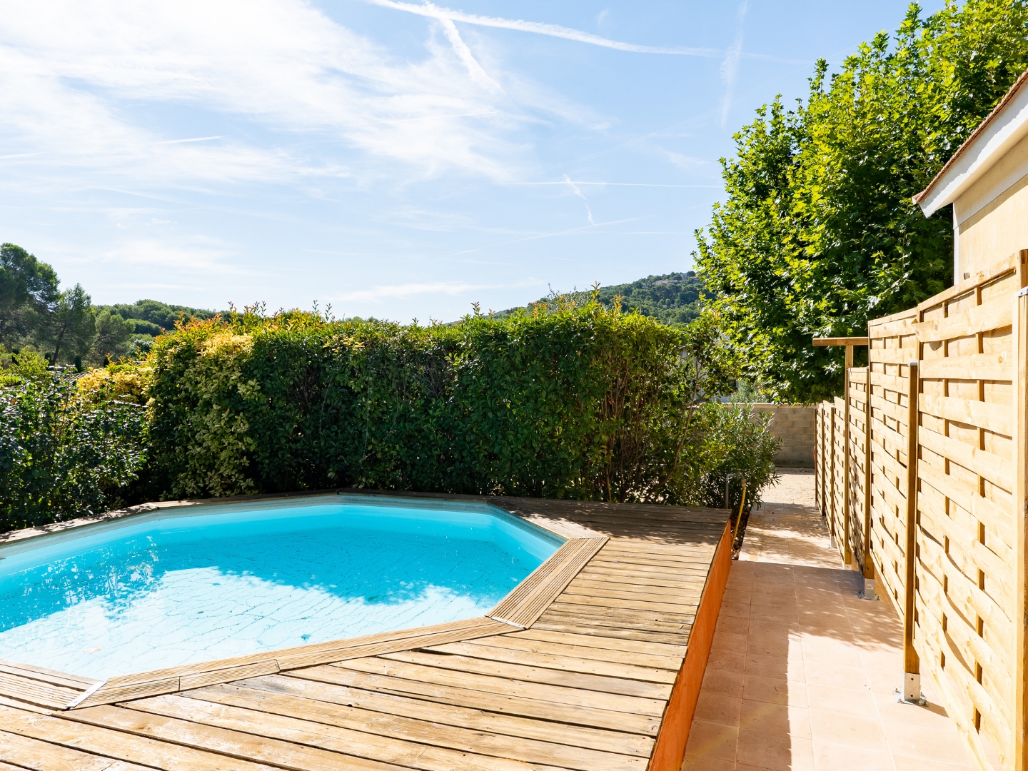 Maison de charme avec terrasse tropézienne, jardin privatif et piscine hors-sol 72,6 m2 Carrez 100 m2 au sol