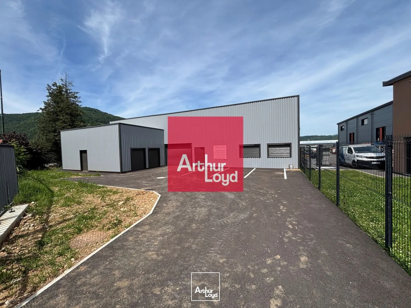 Locaux d activite a vendre Saint Etienne de Crossey batiment rehabilite 764 m2