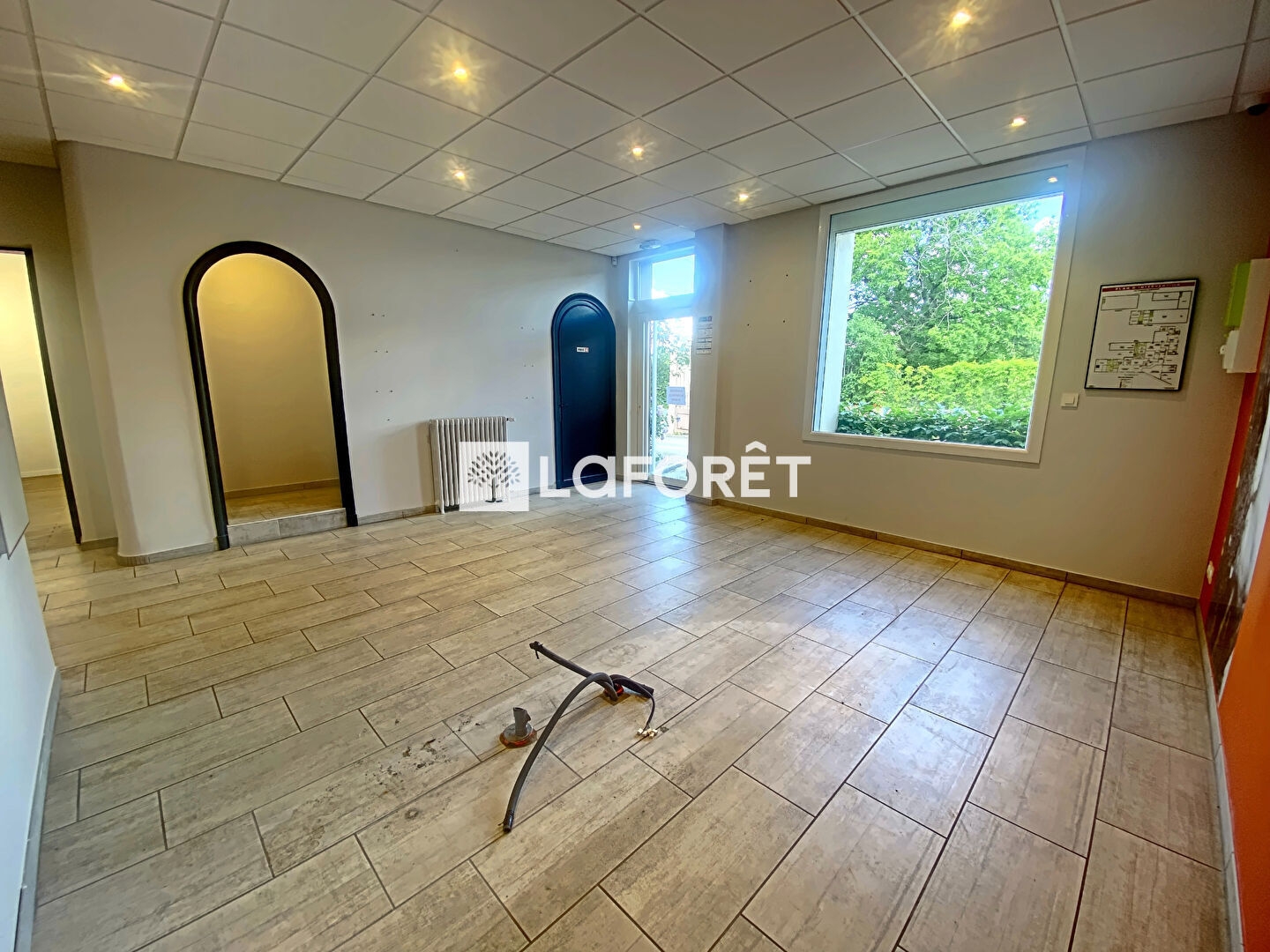 Immeuble à vendre - 13 pièces - 560m2 - Montrevel-En-Bresse (01340)