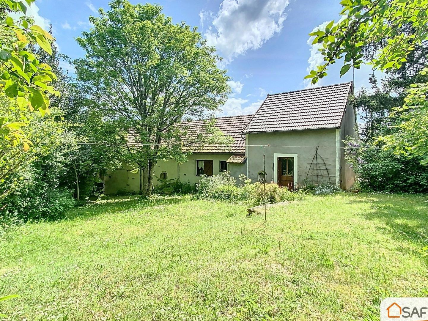 Charmante maison de plain-pied avec dépendances et jardin