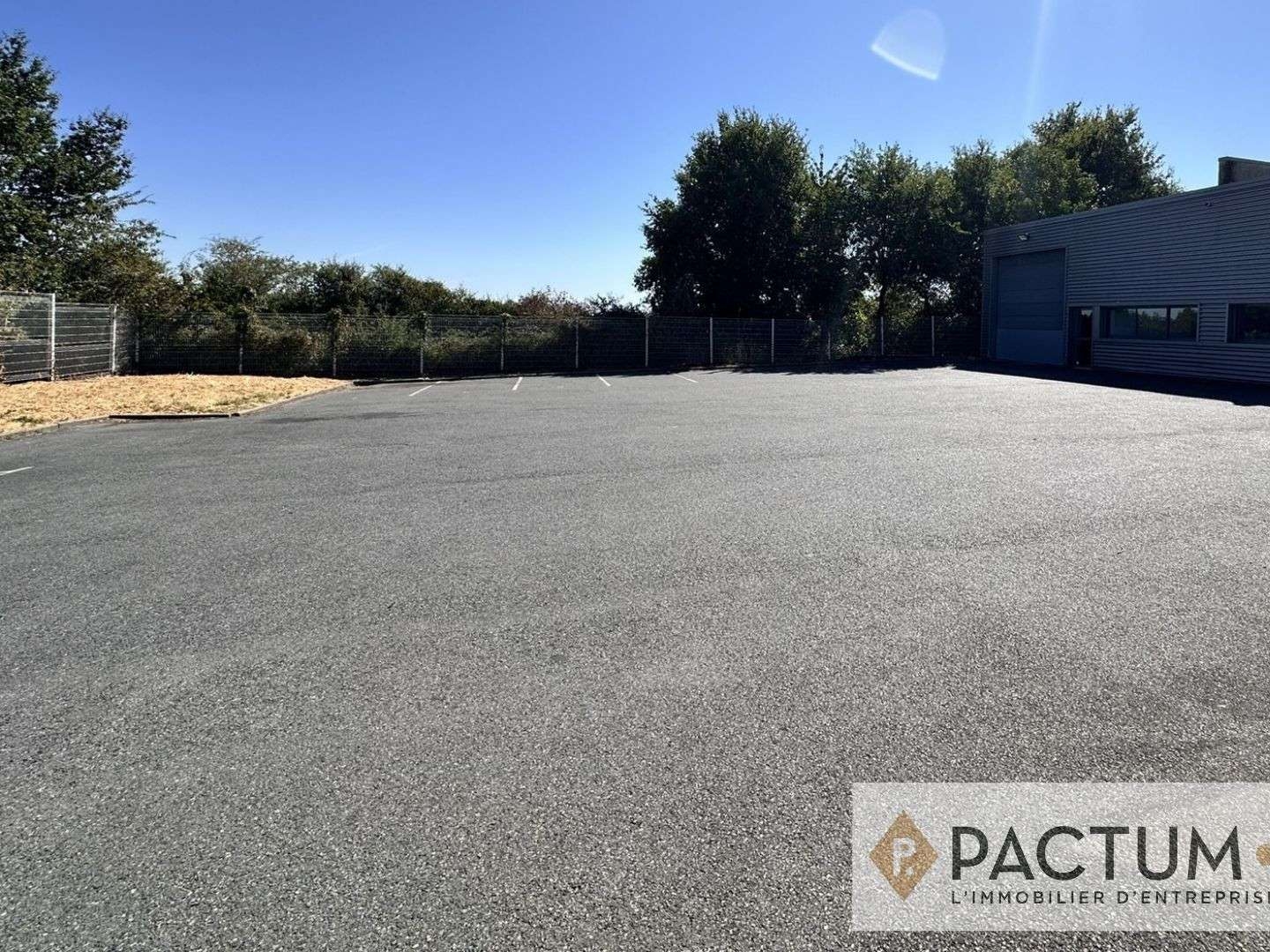 Local d'activité indépendant de 940 m² sur terrain
