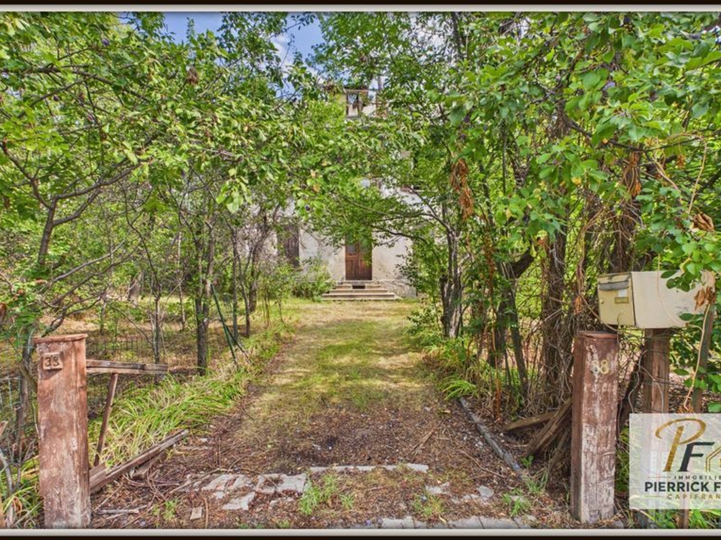 BRIANÇON  Maison historique de 193,67 m² à rénover, jardin arboré et vue montagne