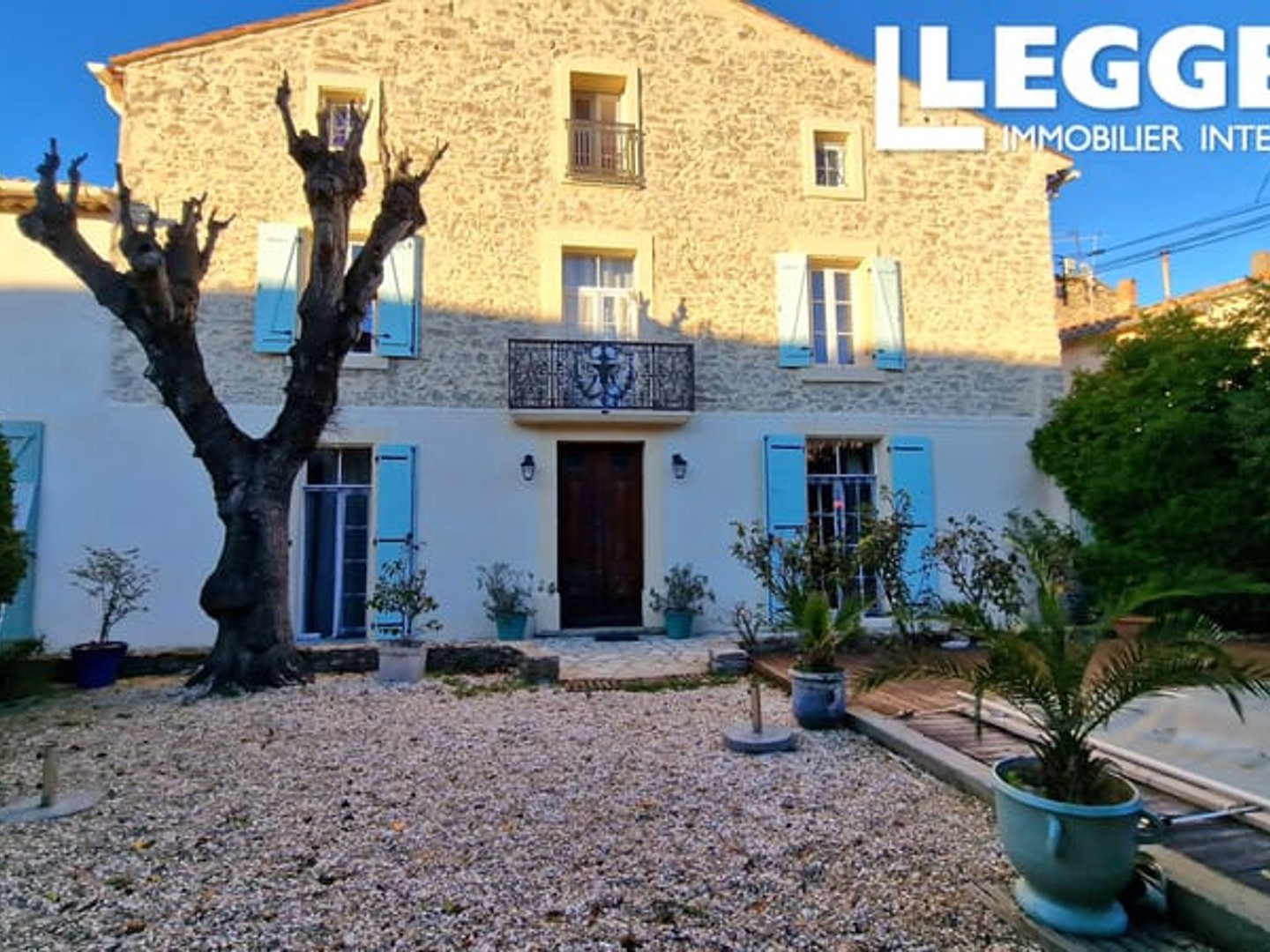 Propriété en pierre de caractère dans un village, avec 6 chambres, garage, jardin et piscine.