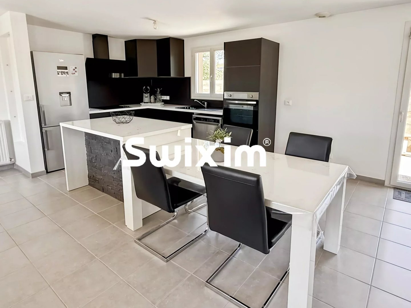 Belle villa de plain pied avec 3 chambres et garage.