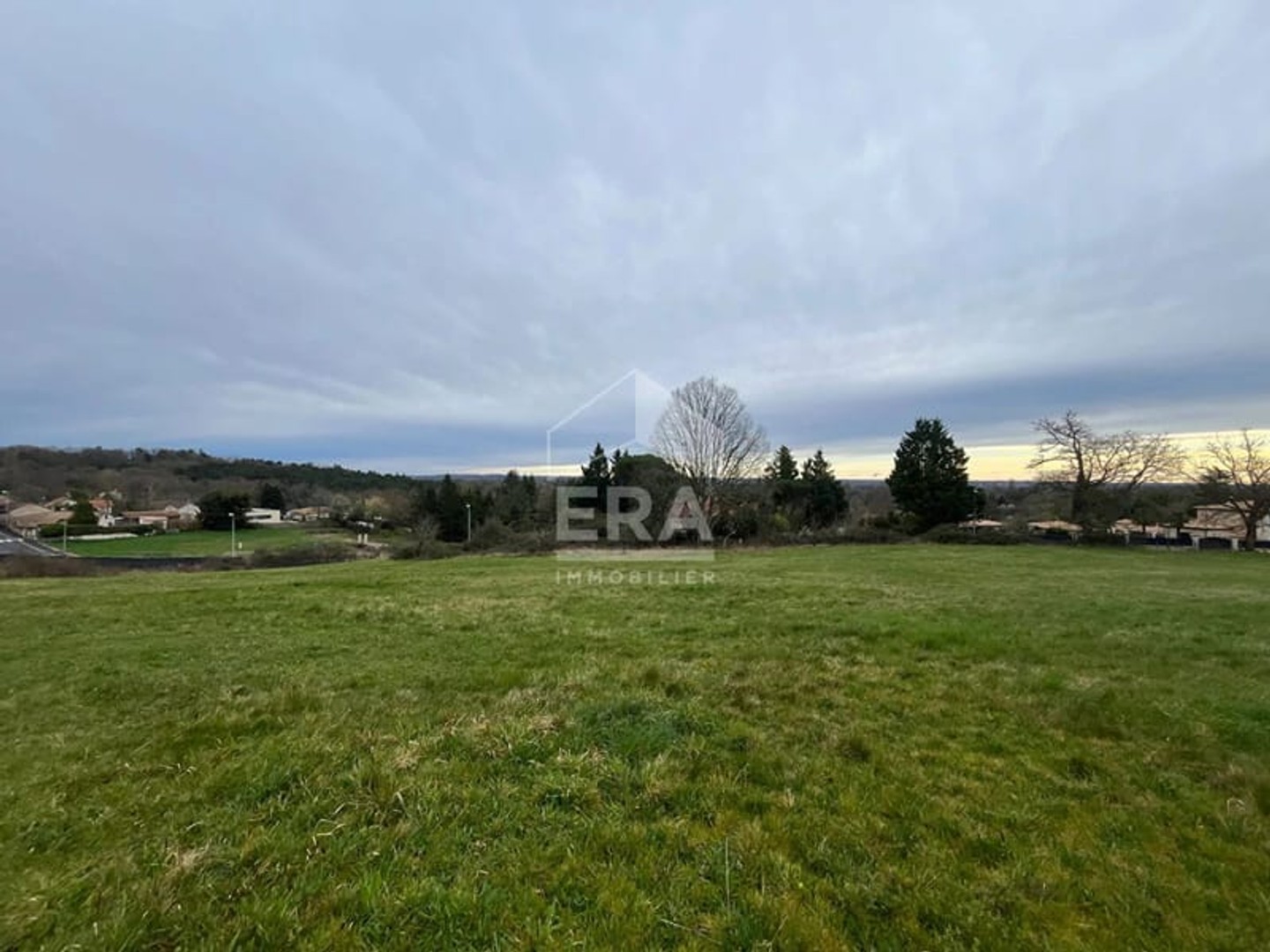 A VENDRE Terrain constructible de 7028 m2 situé à 5mn de Périgue
