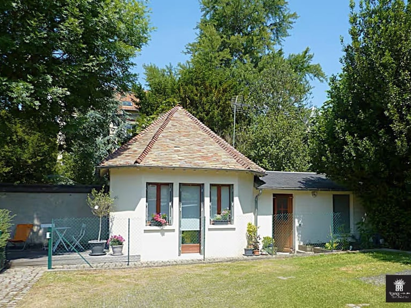 EXCLUSIVITE - VERSAILLES RD - LES PRES - Charmante petite maison 2P 30m2 sur 90m2 de terrain et parking priva