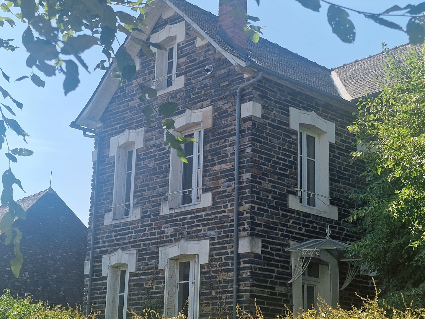 Maison de caractère en pierre avec grange Saint-Viance
