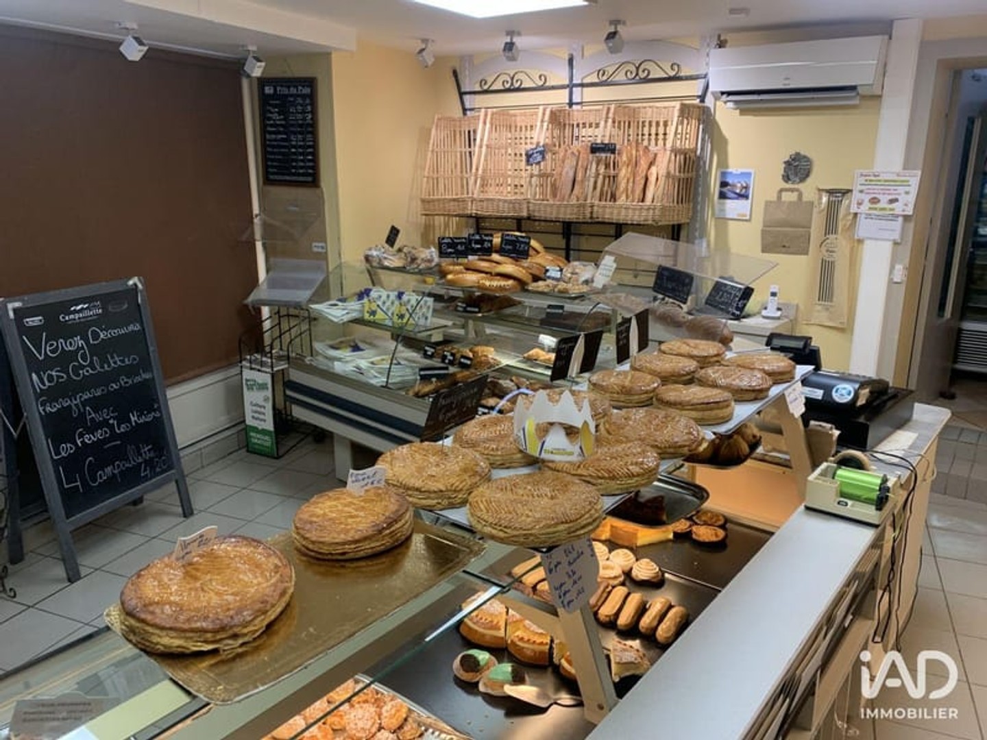 Immeuble commercial 100 m²