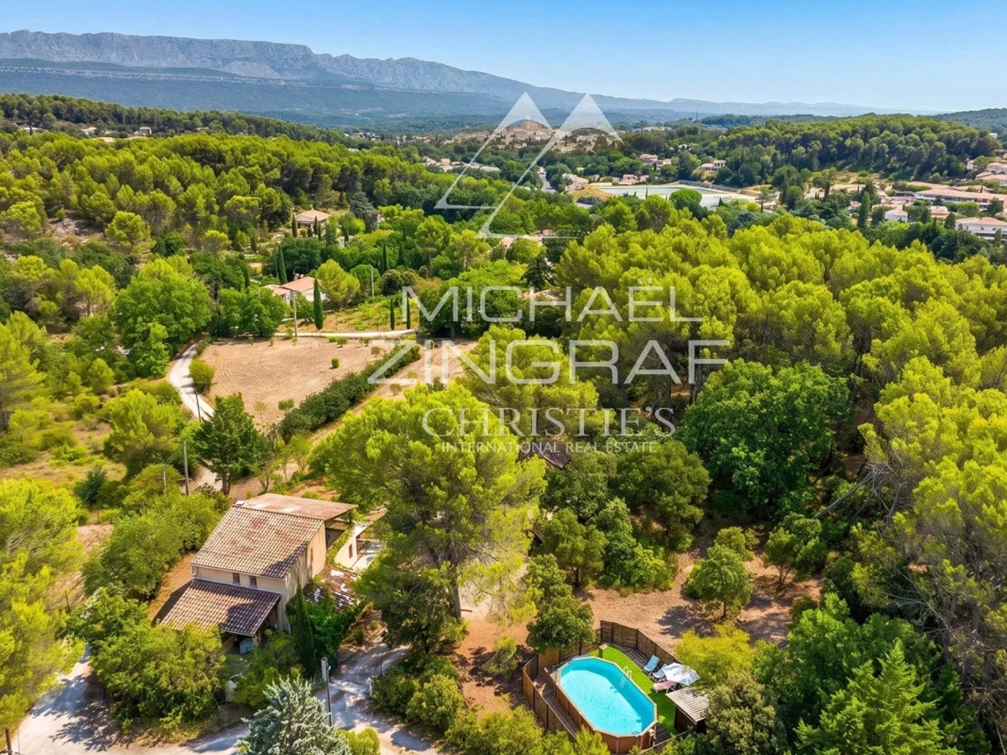 A 14 km d'Aix en Provence, maison familiale avec deux logements, oliveraie