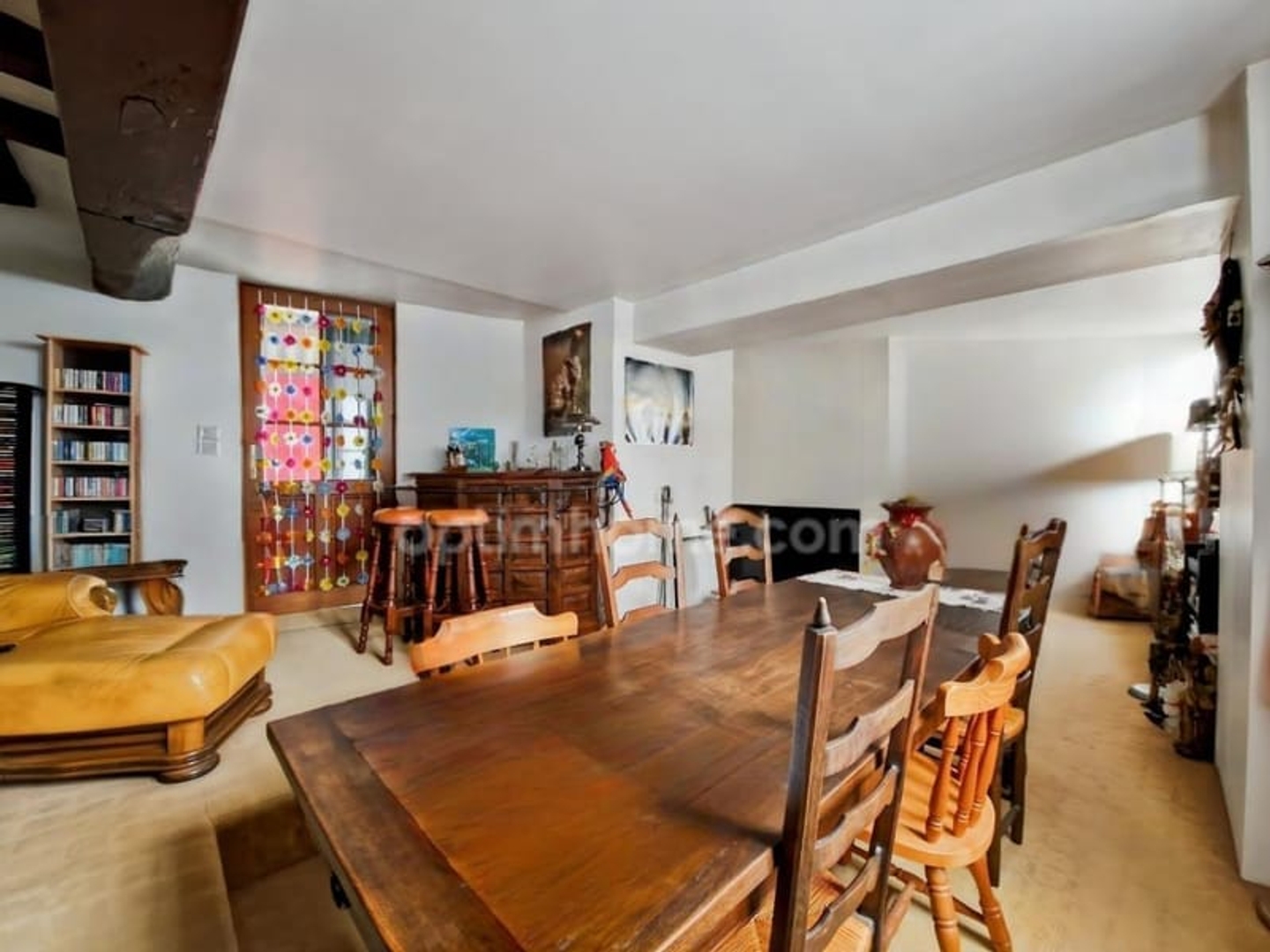 Maison de ville d'environ 100m², 6 pièces dont deux chambres, cour avec accès véhicule à LIGUEIL (37)