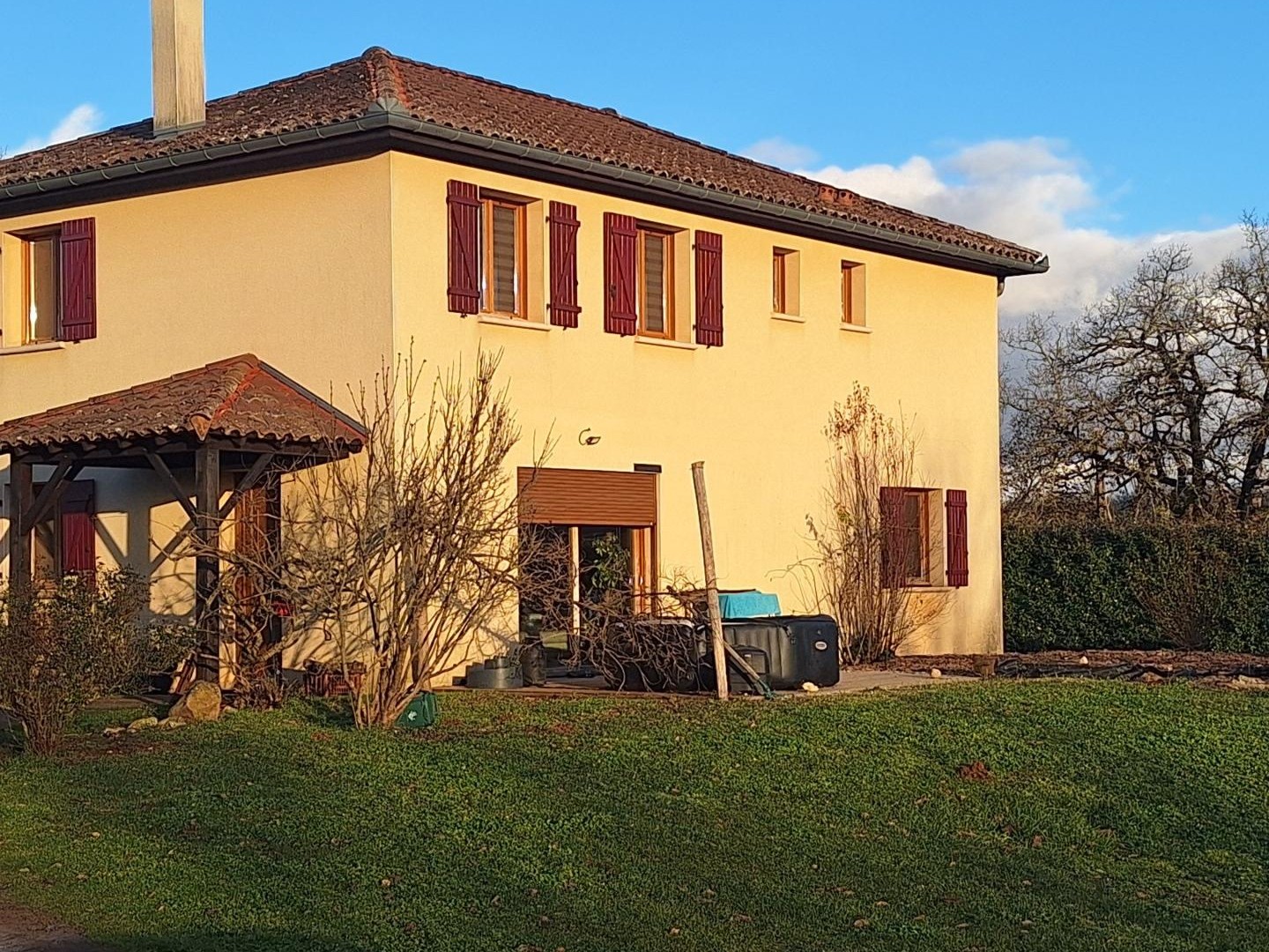 Maison familiale avec piscine et potentiel constructible