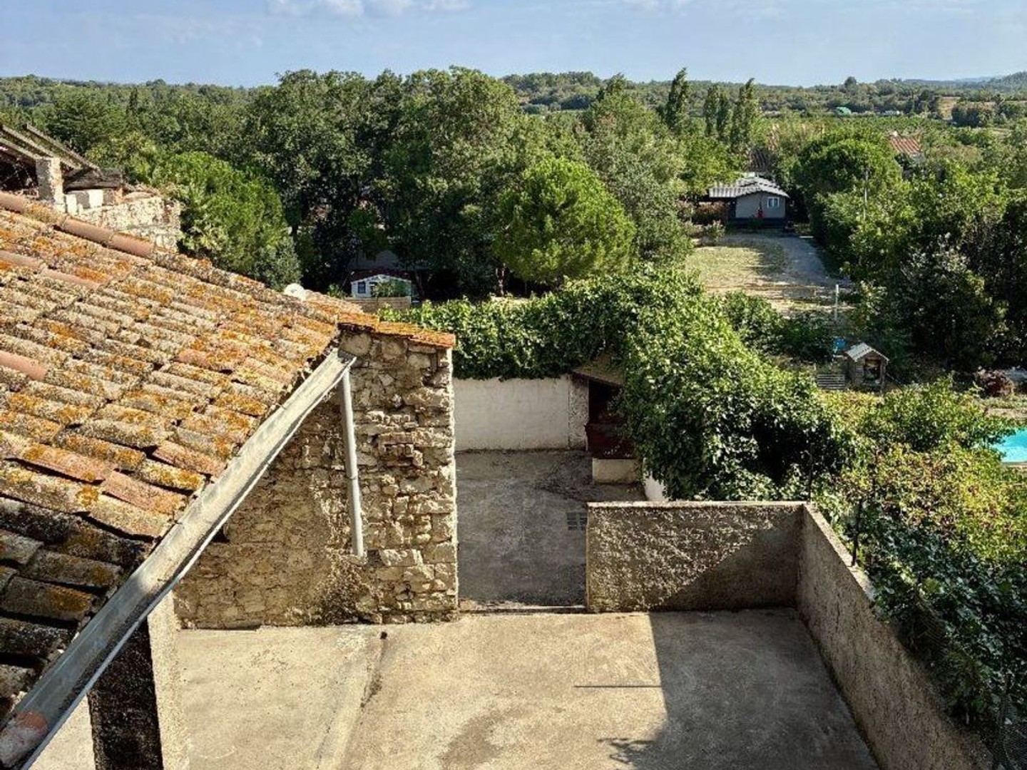 Maison de ville avec grande cour, garage et cave.