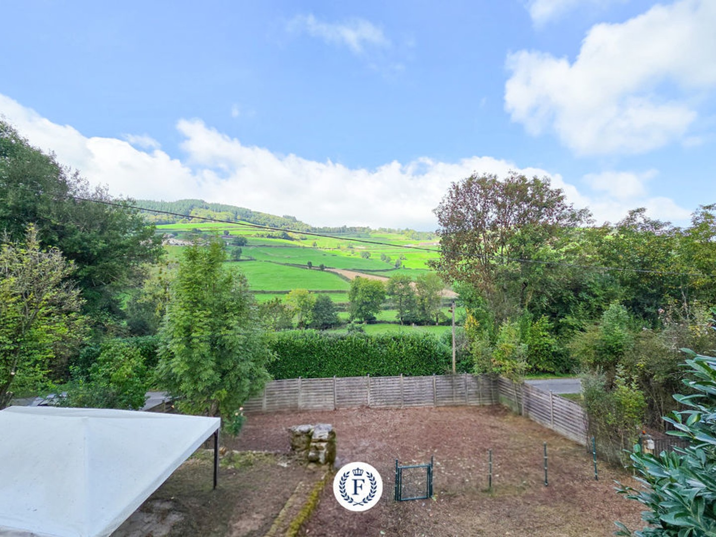 Ancienne auberge 224 m2, 6 chambres 1 bureau sur 1457 m2 de terrain.