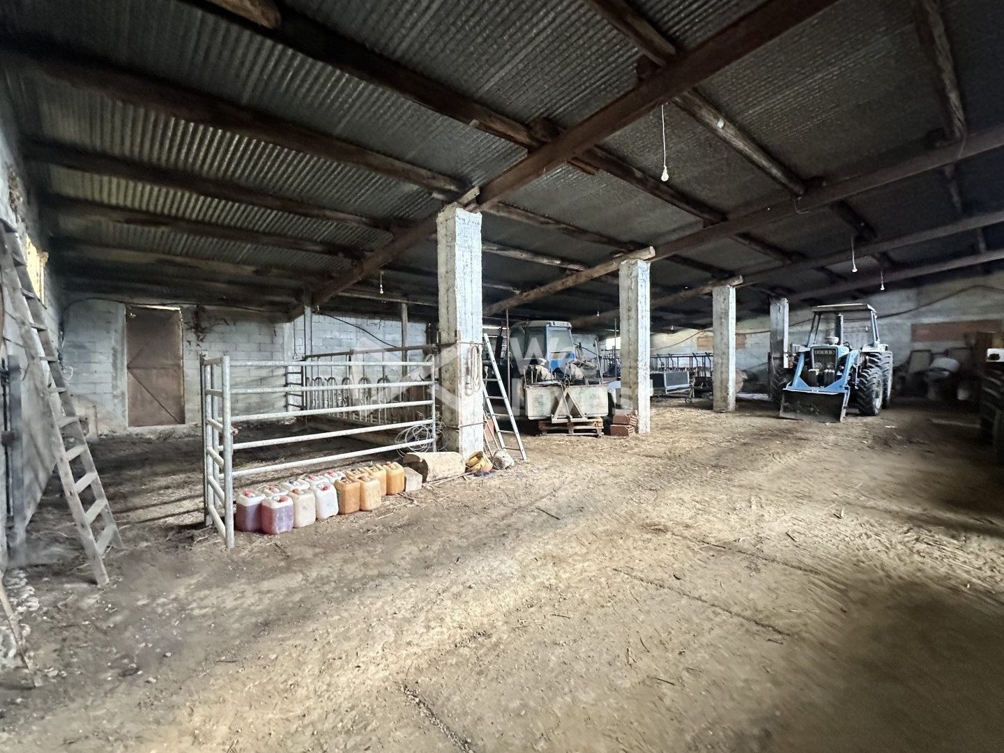 Hangar à rénover sur un terrain de 900 m² prés de Carcassonn