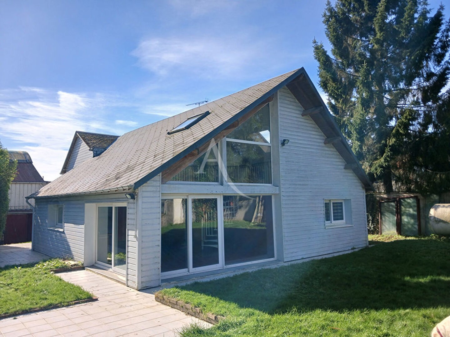 proche Rouen, cet ensemble immobilier chargé d'histoire à marqué les nuits Rouennaises des années 80, et bénéficie encore aujou