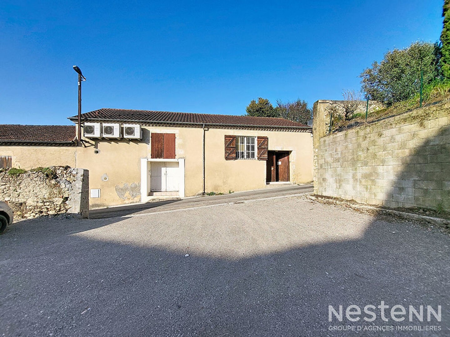 À vendre, bâtiment de plain-pied de 220 m² au coeur du centre-ville historique de Condom, à proximité immédiate des commodités à