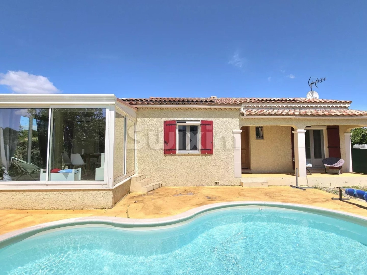 Villa de plain pied avec piscine