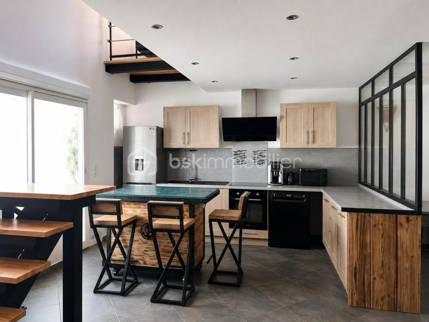 Ensemble immobilier composé d'une habitation R+1 de Type 3 de 138,60 m² habitables et d'un atelier de 121 m²