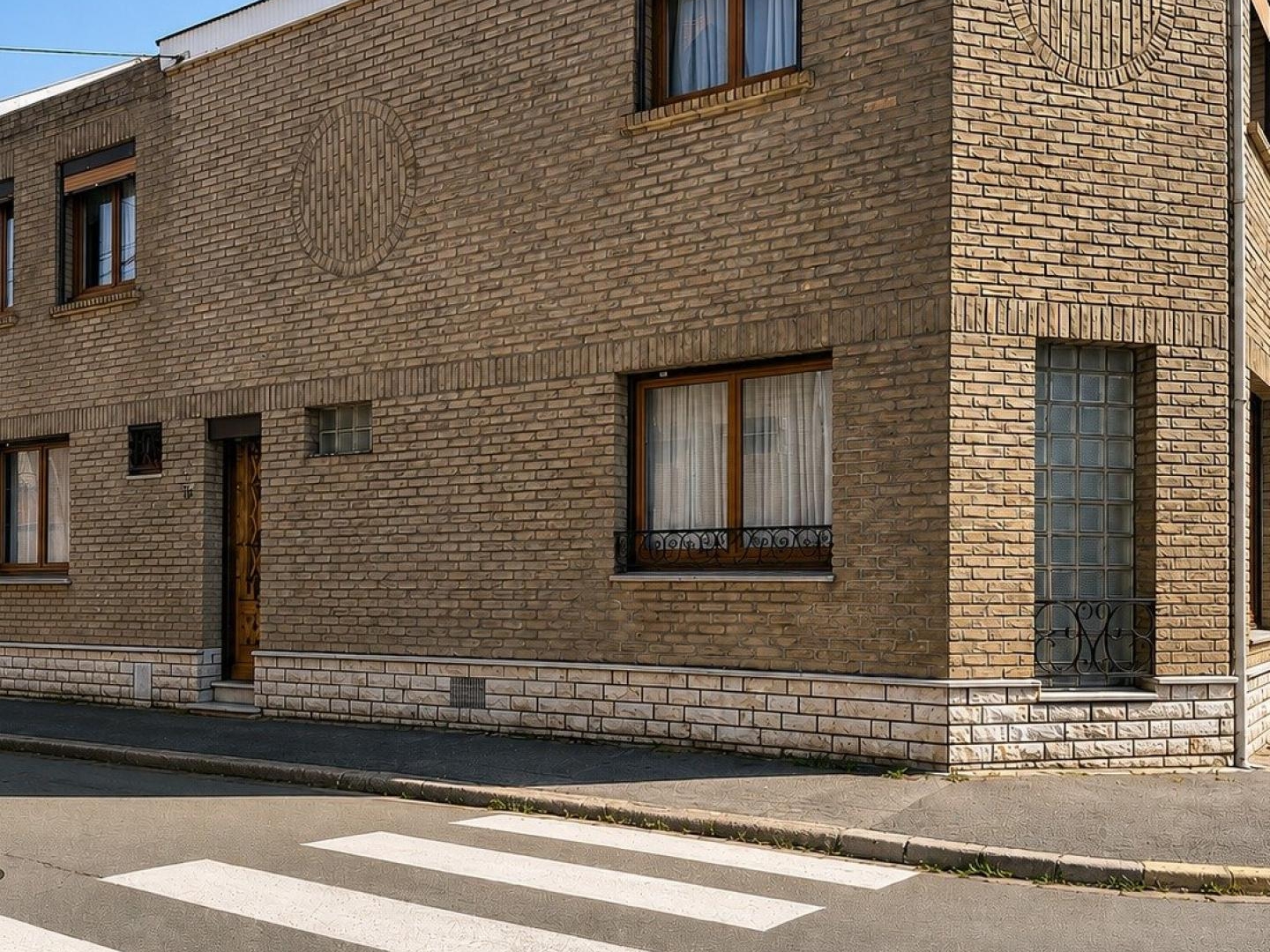 MAISON DE VILLE 2 CHAMBRES + BUREAU ET GARAGE