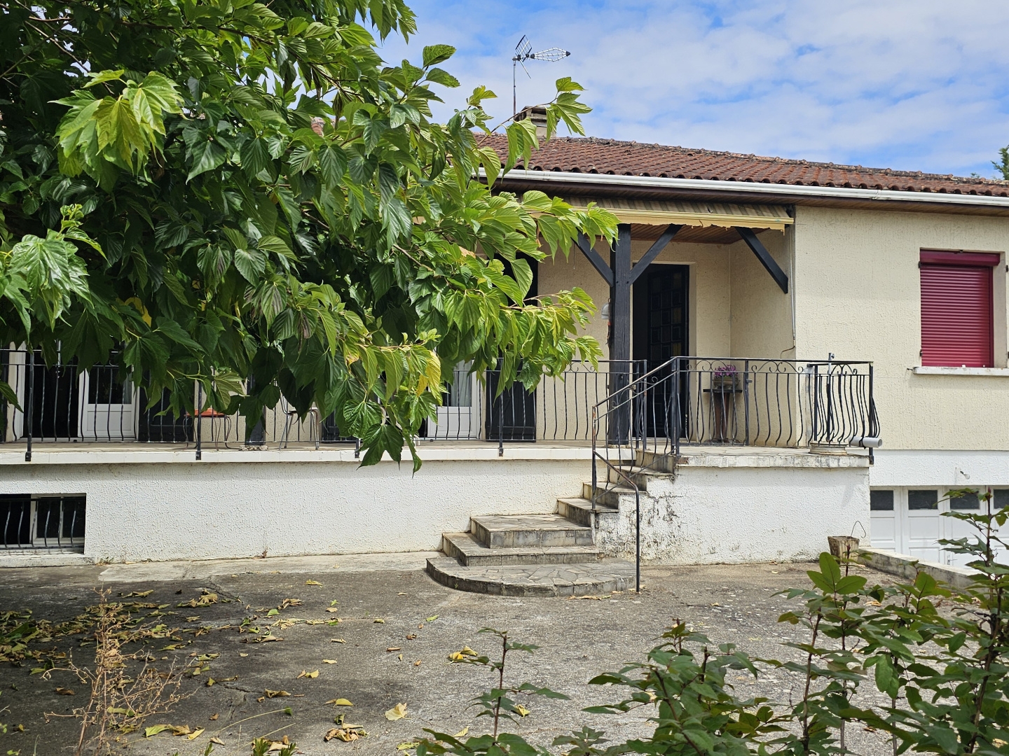 Maison sur sous sol, 3 chambres, jardin .