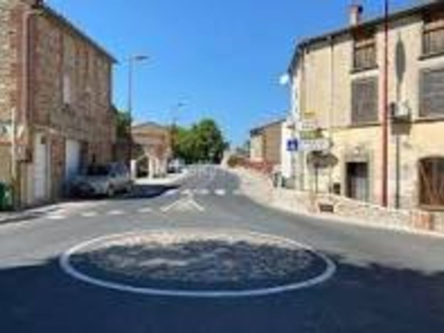 MONTESCOT EN PLEIN COEUR DU VILLAGE- MURS COMMERCIAUX