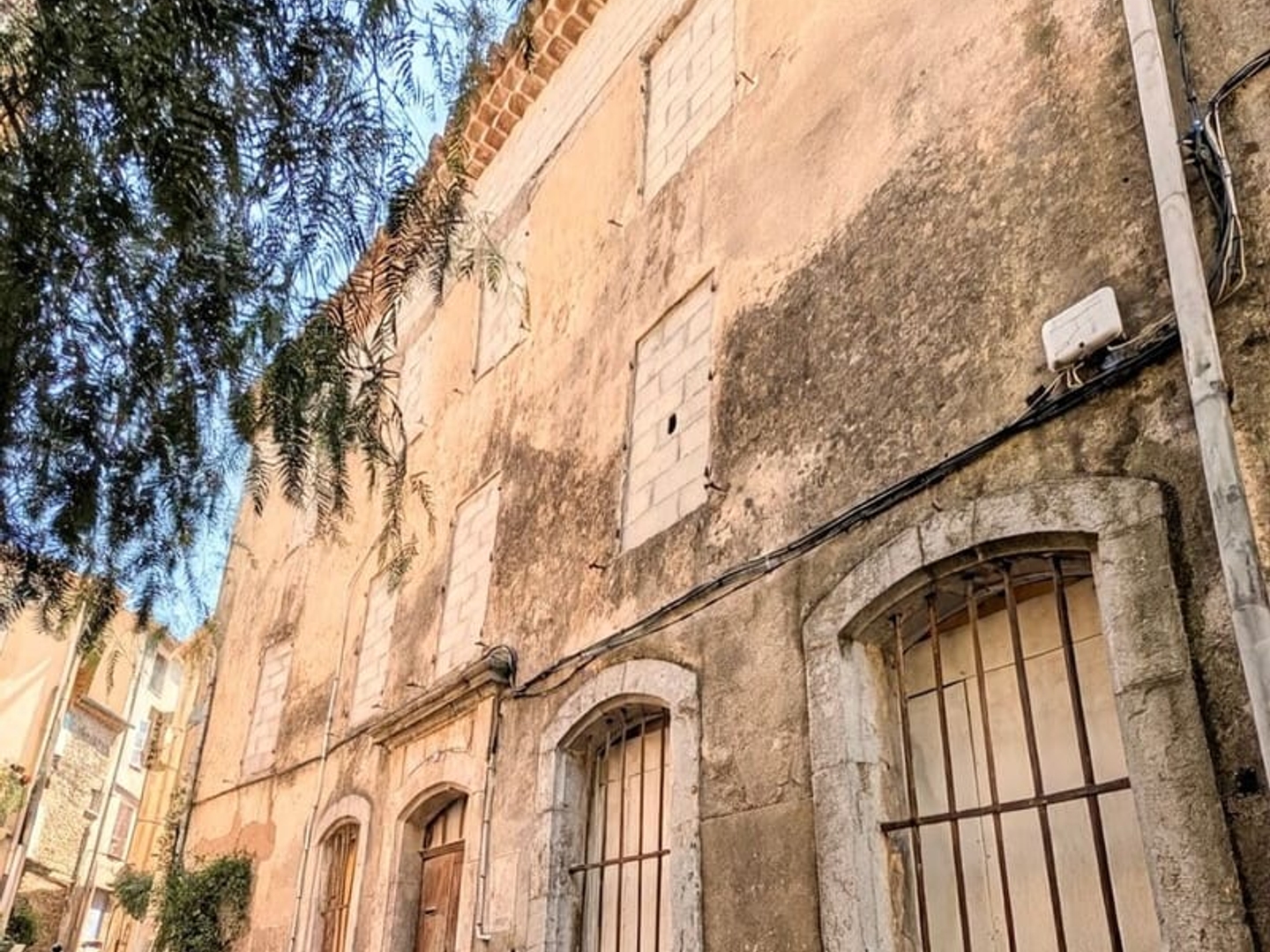 COLLOBRIÈRES  Immeuble de caractère à rénover  Plus de 300 m²