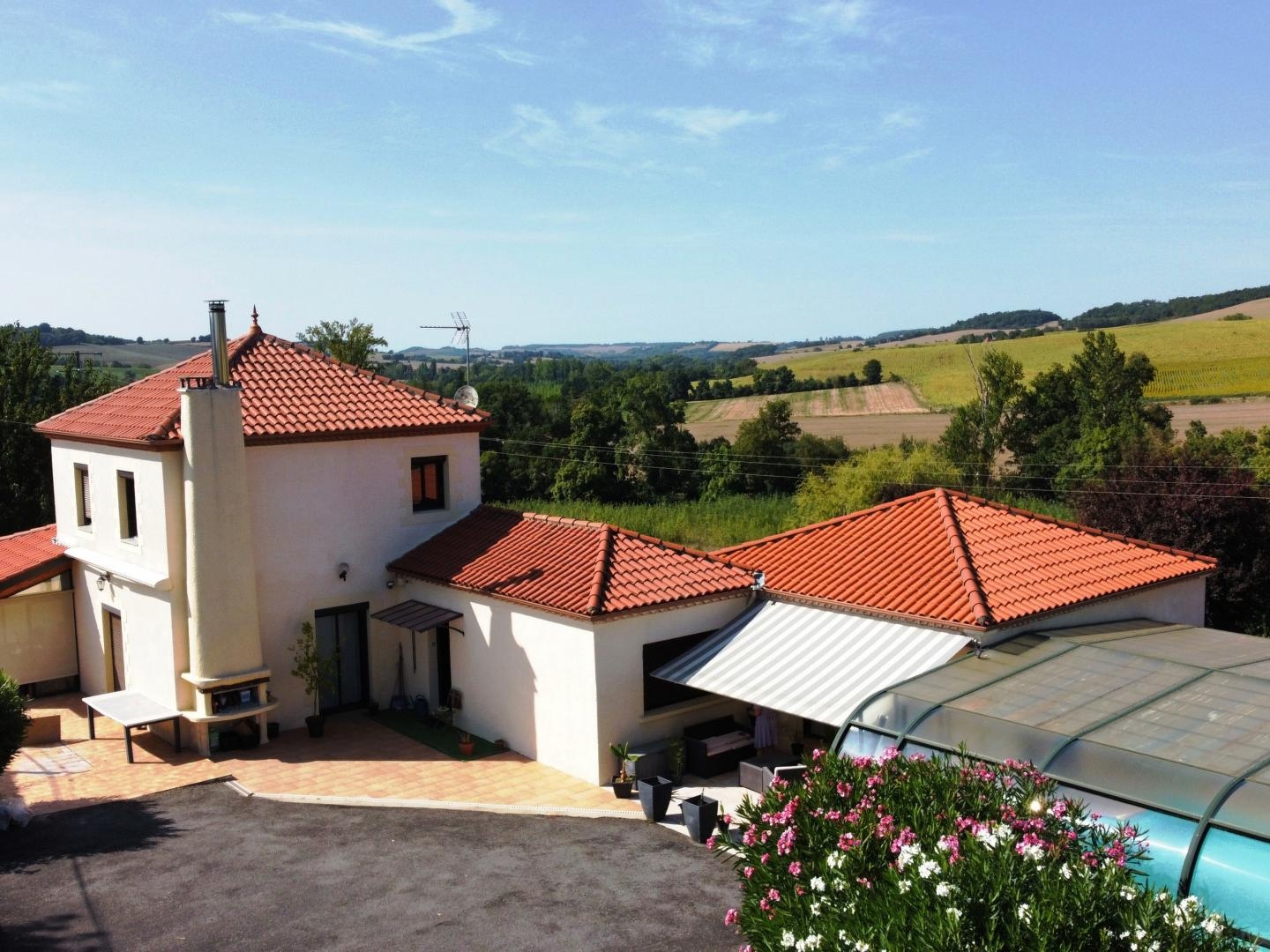 Exclusivité ! A vendre secteur de Castéra-Verduzan: Très belle maison en excellent état avec piscine couverte, appartement, 5 ga