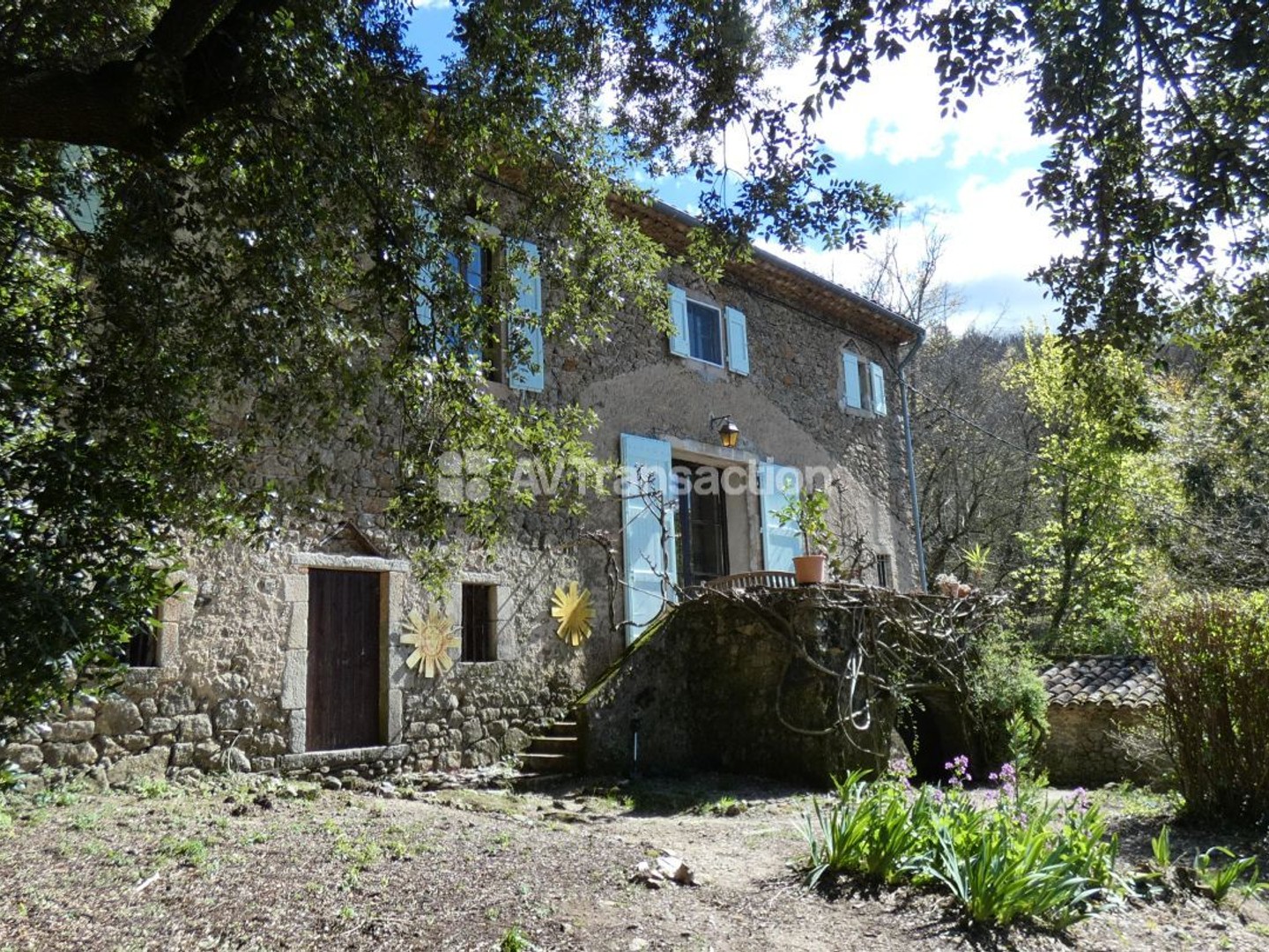 Mas mitoyen avec gîte sur 2271 m²