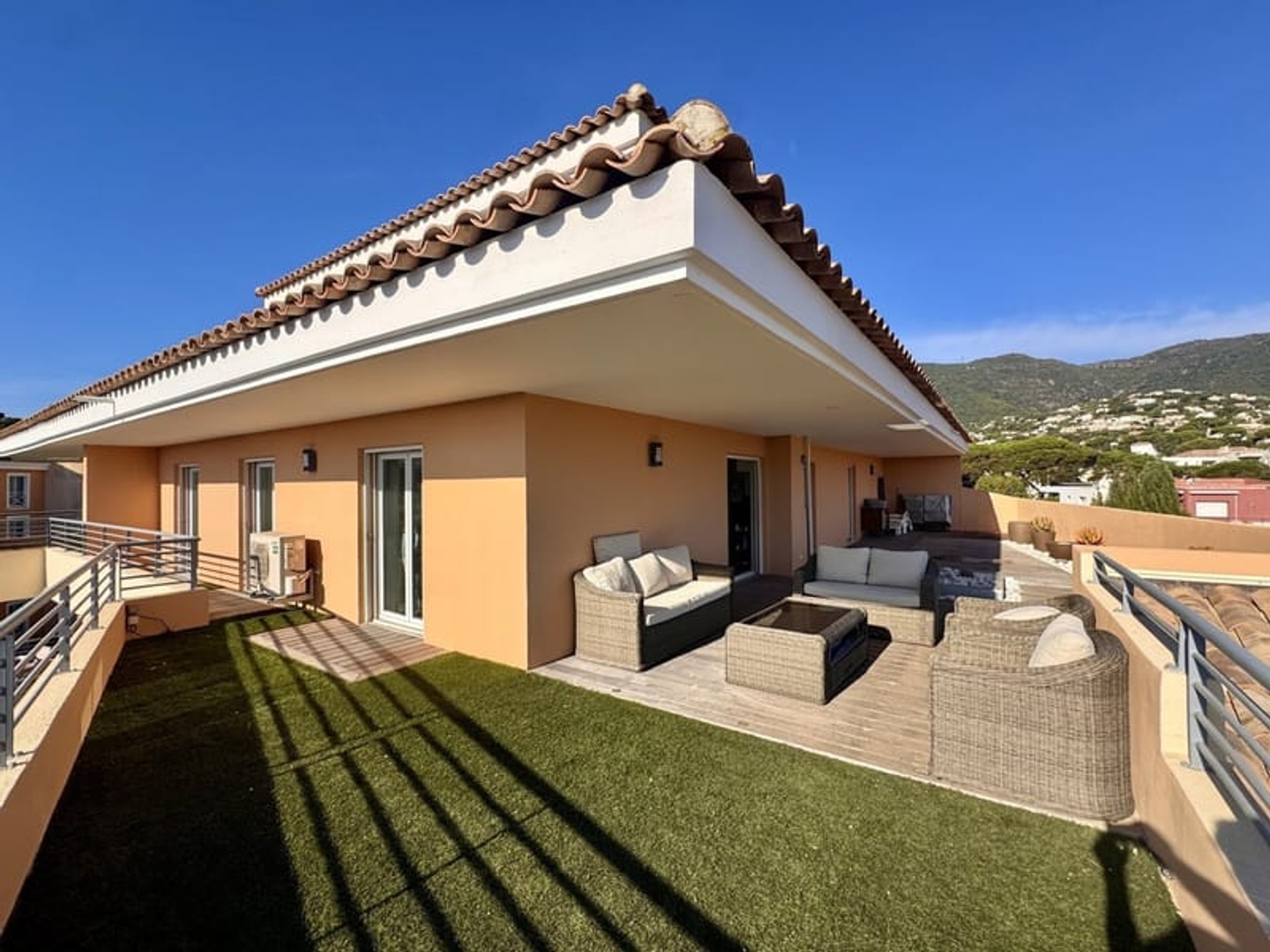 CAVALAIRE - T3 de 84.93m2 et 105m2 de terrasse VUEMER !