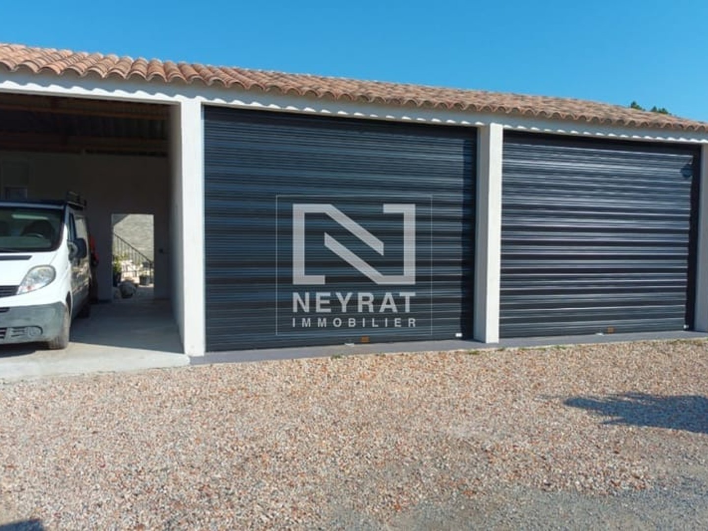 DANS ZONE ARTISANALE MONTAUROUX : LOCAL 50 m2 + 50 à fermer+ HABITATION