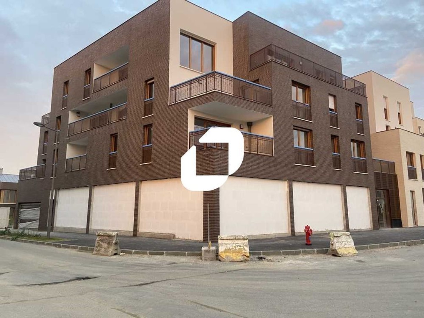 Locaux Commerciaux - A VENDRE - 266 m² non divisibles