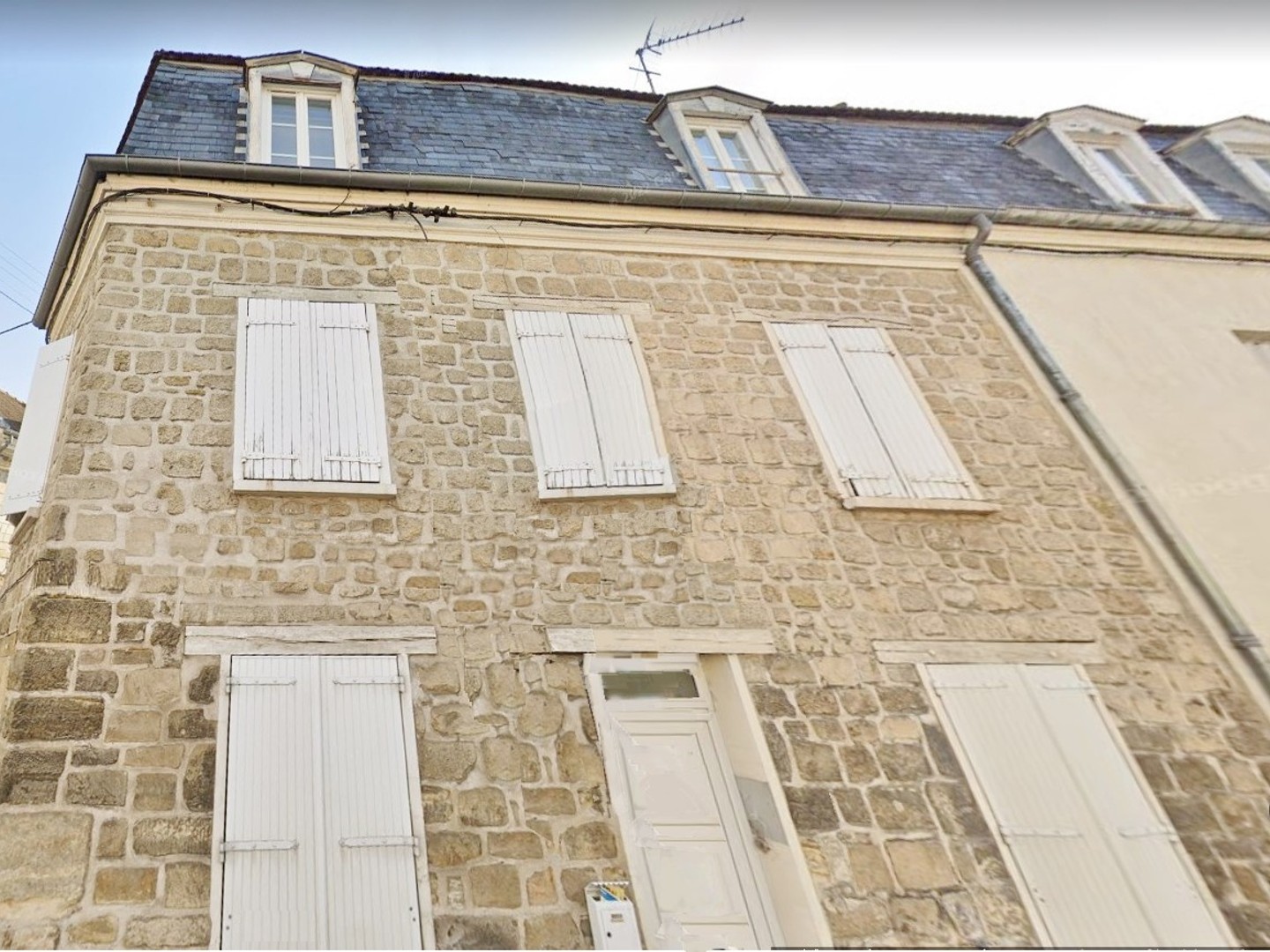 PONTOISE - Proche centre-ville - IMMEUBLE de 3 appartements de type F2 entièrement rénovés.