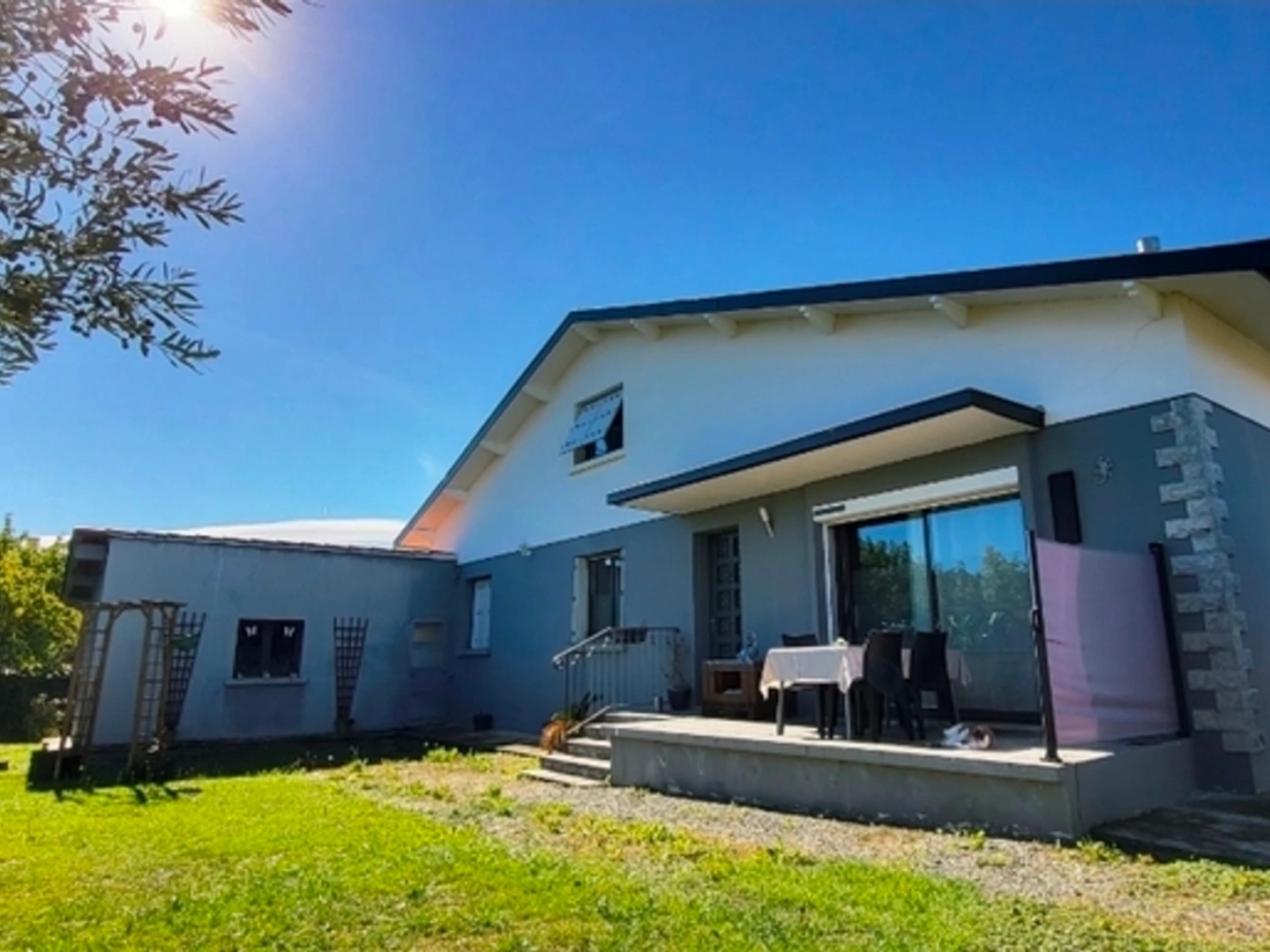 MONTRÉJEAU (31210) - Maison de 1974 avec 5 chambres, terrain de 719 m², chauffage multi-énergies