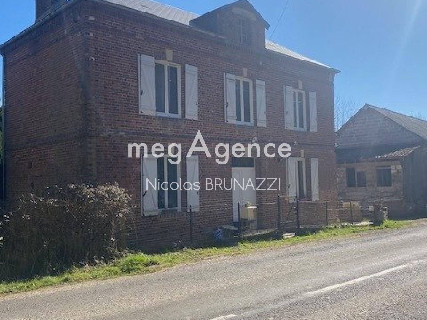 Maison en briques avec terrain en bord de rivière