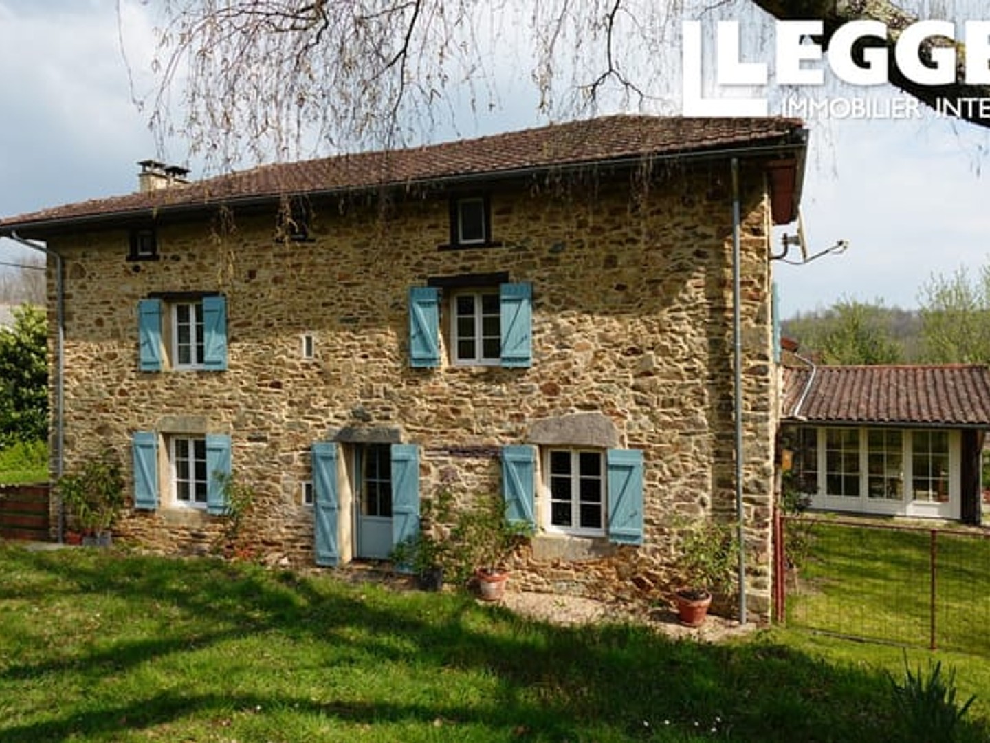 Une magnifique ferme en pierre de 4 chambres, entourée d'un vaste terrain, située dans un hameau idyllique.