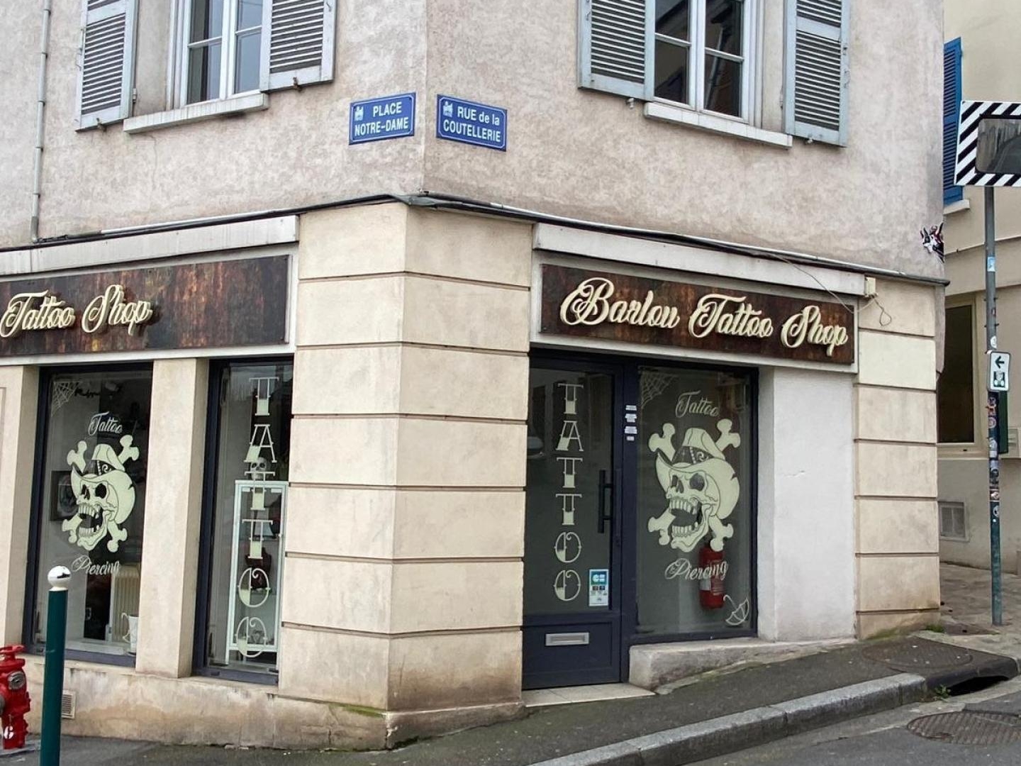 MURS DE BOUTIQUE EMPLACEMENT N°1 IMMEUBLE EN ANGLE SUR LA PLACE NOTRE DAME