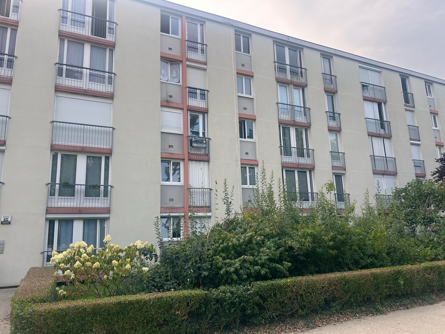 APPARTEMENT AU 2E ETAGE D'UN IMMEUBLE CALME SECTEUR ARGENTINE FACE AU PARC