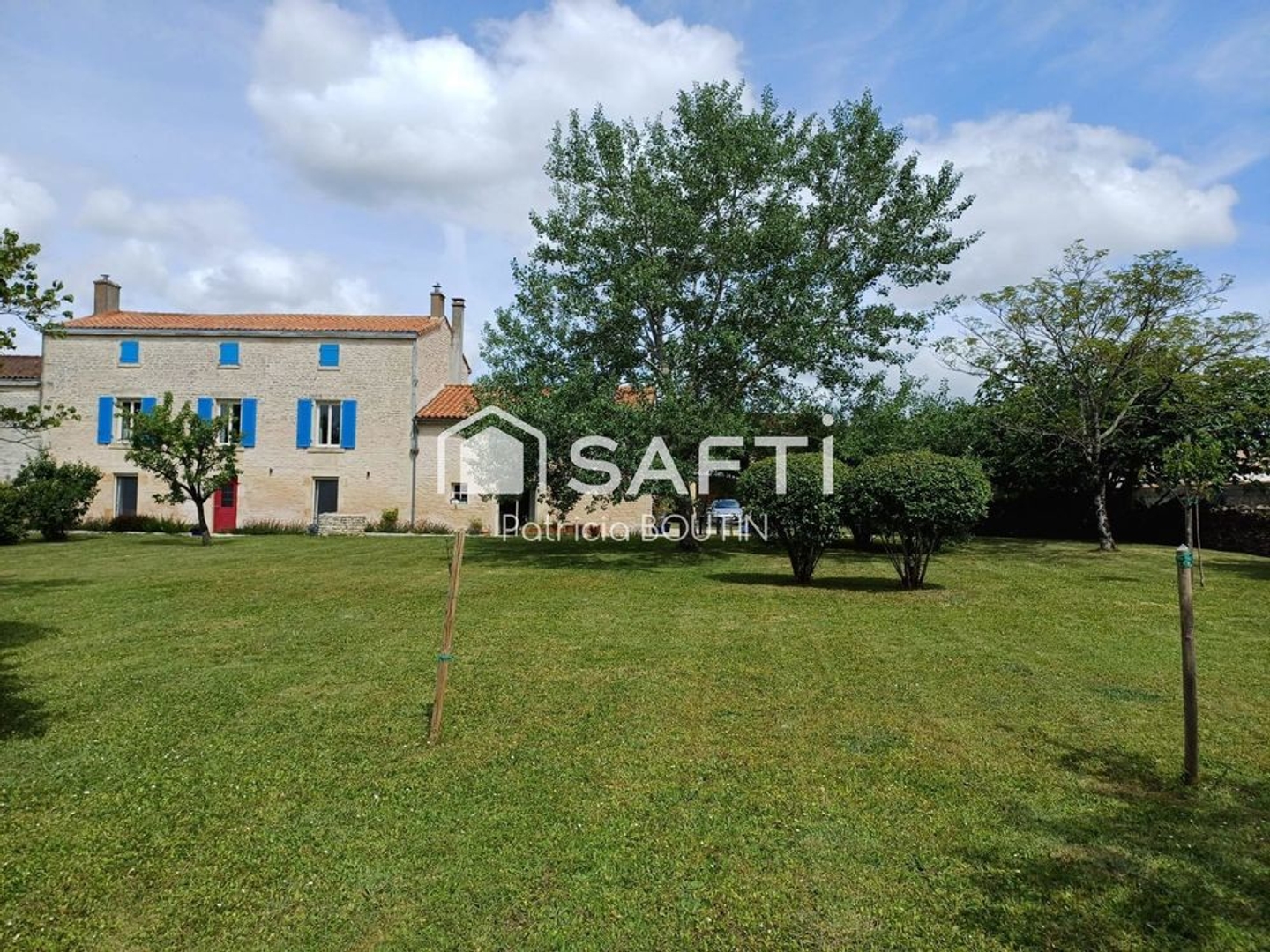 Maison type Longère en pierre rénovée, 7 pièces, située à 15mn de NIORT, sur la commune d'AIGONDIGNE.