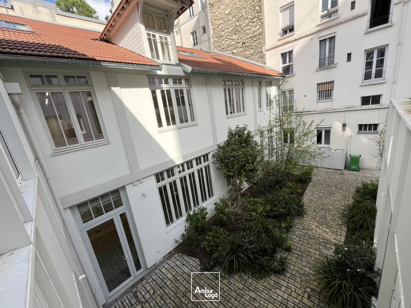 Bureaux à vendre à Paris immeuble indépendant avec terrasse