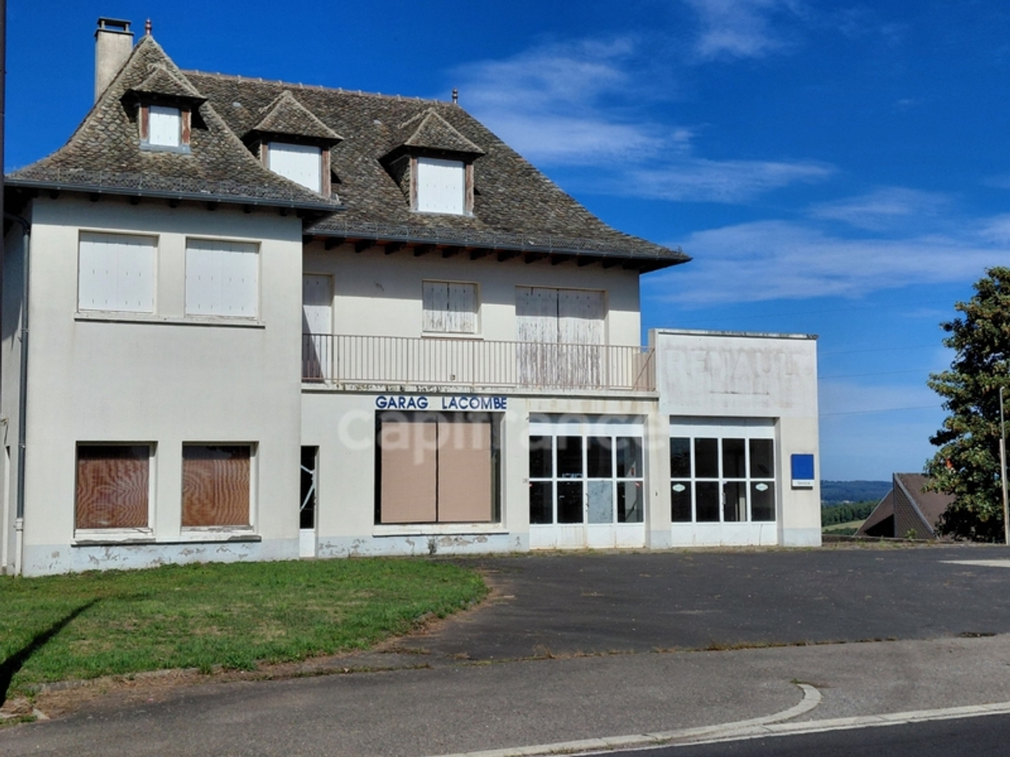 Apparttement 120 m2 ancien garage automobile avec fort potentiel de réhabilitation à MONTSALVY (15)