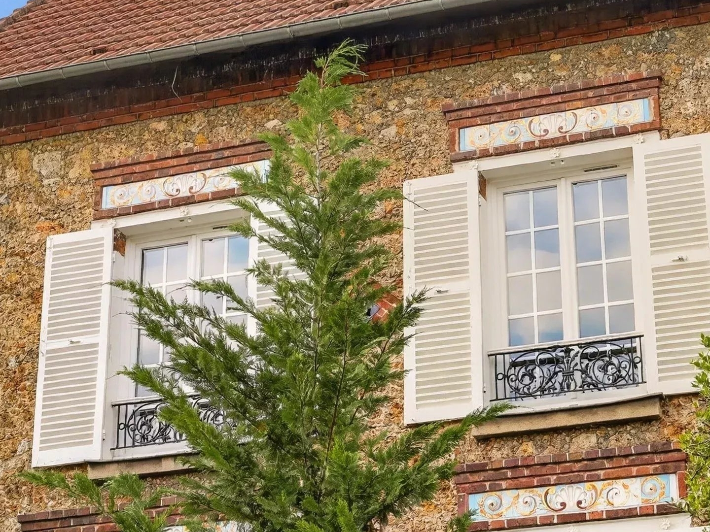 Garches - Proche centre-ville - Maison ancienne de charme, 5 chambres.