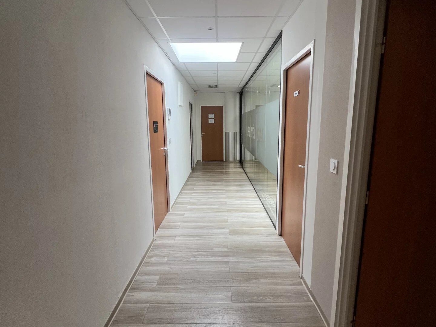 Nîmes, Ville Active, Valmedica, plateau 212m² de 7 bureaux, salle d'attente, sanitaires, salle de repos